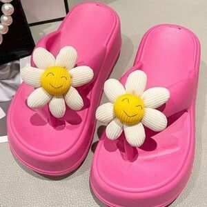 SHEIN NWOT Womens Daisy & Smiley Face Platform Sandals (8-8.5)